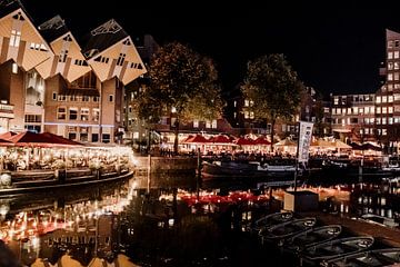 Rotterdamse kubuswoningen/ haven bij nacht van Photography by Naomi.K
