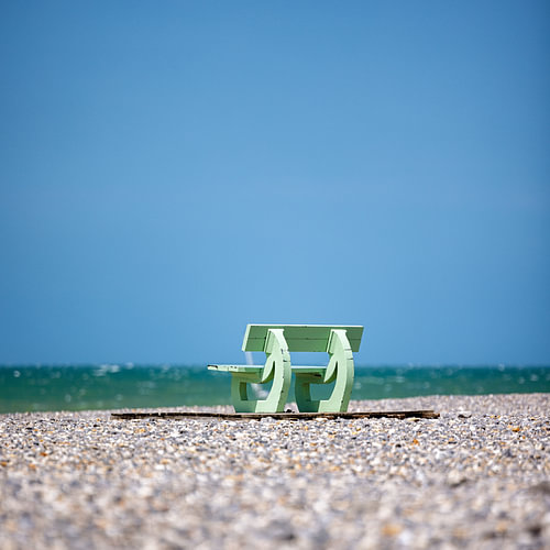 Bankje op het strand in Frankrjk, Normandië