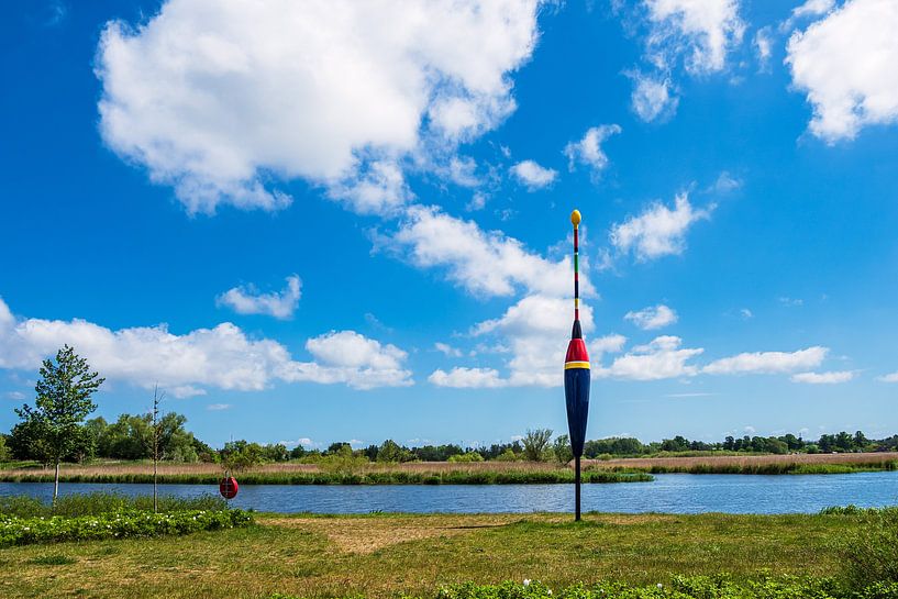 Landschap aan de rivier Warnow met reusachtige pose in de hanzestad Rostock van Rico Ködder