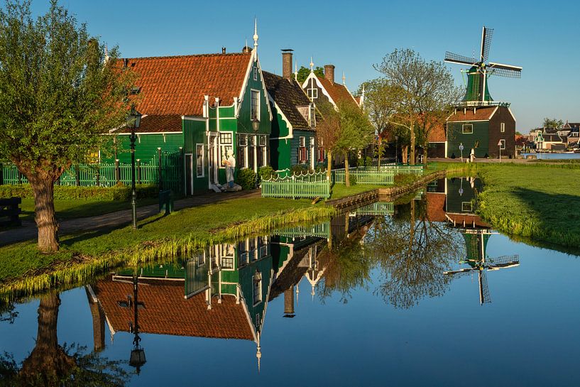 Eine Spiegelung der Häuser und eine Windmühle auf der Zaanse Schans von Anges van der Logt