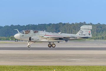 Take-off Grumman EA-6B Prowler. van Jaap van den Berg
