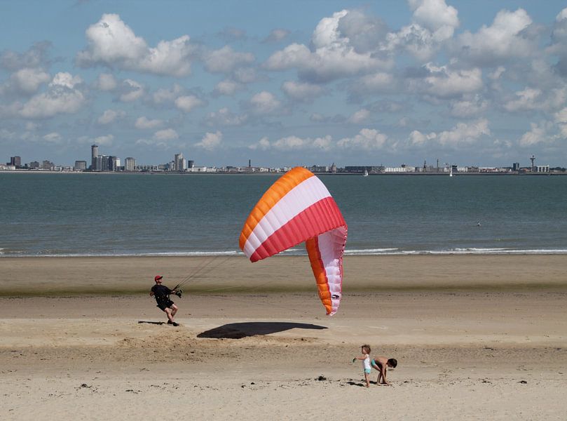 Kitesurfen aan de Zeeuwse kust by Tineke Mols