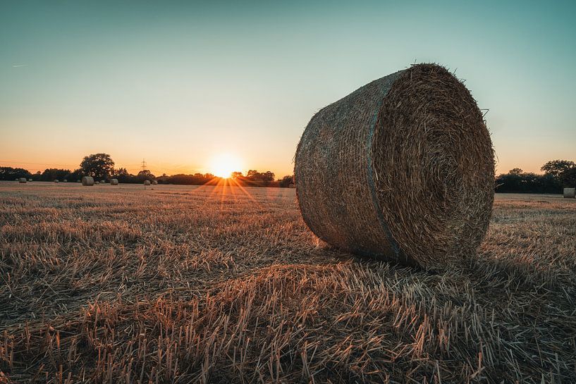 Balen stro bij zonsondergang van Steffen Peters