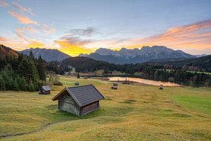 Lever de soleil sur le lac de Gerold en Bavière sur Michael Valjak