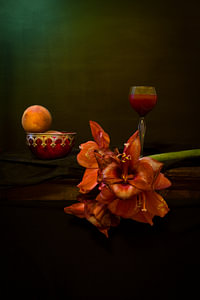 Stilleben mit Amaryllis und Pfirsich. Wout Kok One2expose
