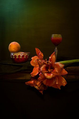 Stilleven met amaryllis en perzik. Wout Kok One2expose