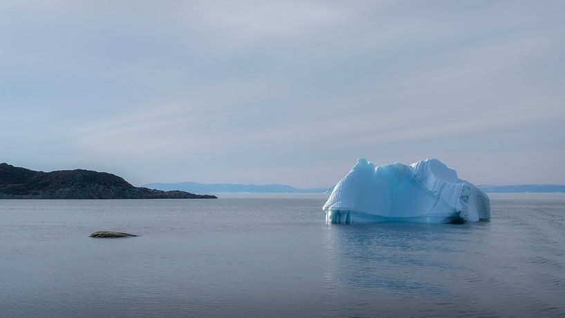 Eisberg auf See im Westen Grönlands von Ralph Rozema