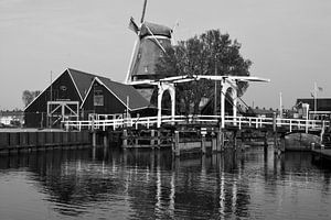 De haven van Harderwijk in zwart-wit van Gerard de Zwaan