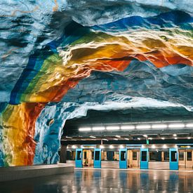 Station de métro bleue avec un arc-en-ciel ou un drapeau de fierté à Stockholm, Suède sur Michiel Dros