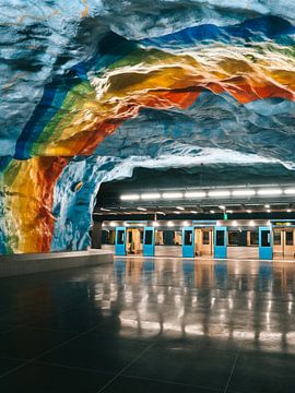 Blaue U-Bahn-Station mit Regenbogen- oder Stolzflagge in Stockholm, Schweden von Michiel Dros