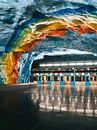 Blauw metrostation met regenboog of pride vlag in Stockholm, Zweden van Michiel Dros thumbnail