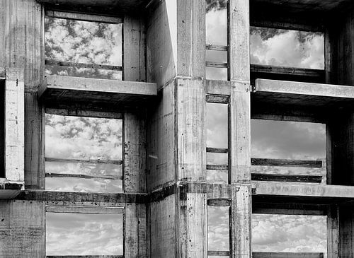 Des nuages derrière le béton