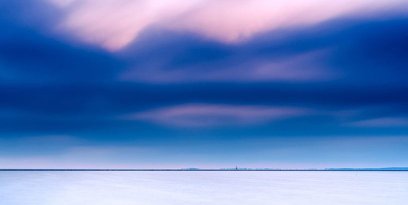 Minimalist photo of infinite lowland in the Netherlands by Fotografiecor .nl