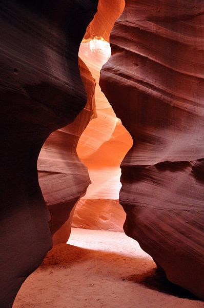 Ein schönes Bild des märchenhaften Antelope Canyon, einer Schlucht mit orangefarbenen Wänden von UMA Digital NL