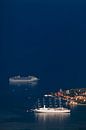 Prachtige cruiseschepen (een zeilend) liggen ver onder het donkerblauw in de buurt van de stad met r van Michael Semenov thumbnail