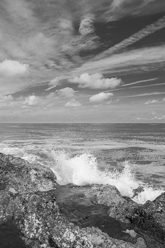 Vagues sur les rochers à Wijk aan Zee