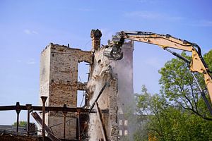 Abriss des Speicher gebäudes des Komplexes Böllberger Mühle in Halle