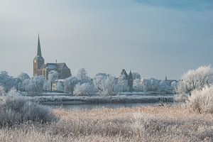 Blick auf Kampen und den Fluss IJssel im Winter in Holland von Sjoerd van der Wal Fotografie