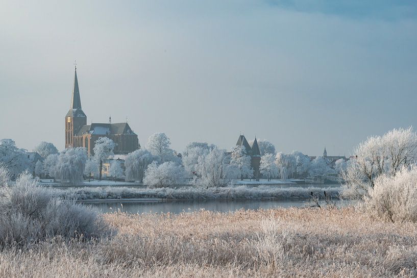 Vue sur le Kampen et la rivière IJssel en hiver aux Pays-Bas par Sjoerd van der Wal Photographie