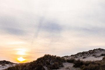 Coucher de soleil derrière les dunes à Wassenaar sur Simone Janssen