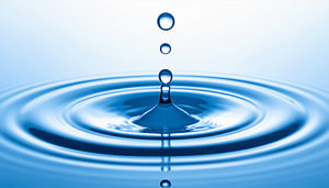 Wassertropfen mit kreisförmigen Wellen