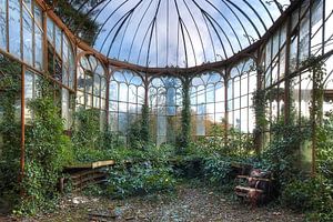 Verlassener und baufälliger Wintergarten eines Schlosses