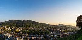 Freiburg im Breisgau in der Morgendämmerung im warmen Sonnenuntergangslicht XXL-Panorama der Stadt von adventure-photos