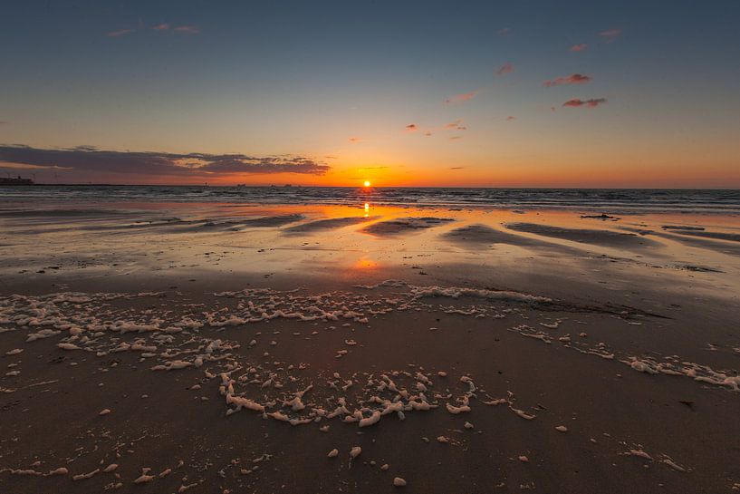 Coucher de soleil sur la plage. par Marc Vermeulen