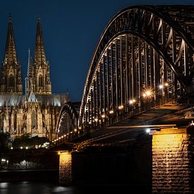 La cathédrale de Cologne et le pont Hohenzollernbrücke la nuit sur Jan Hermsen