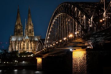 The Cologne Cathedral and the Hohenzollernbrücke at night by Jan Hermsen