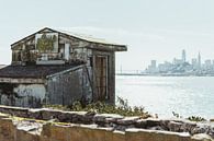 De wachterspost op Alcatraz eiland met uitzicht op de skyline van San Francisco | Reisfotografie fin van Sanne Dost thumbnail