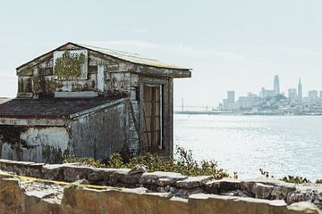 De wachterspost op Alcatraz eiland met uitzicht op de skyline van San Francisco | Reisfotografie fin van Sanne Dost