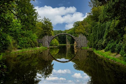 Uitzicht op de Rakotzbrücke in het Kromlauer Park