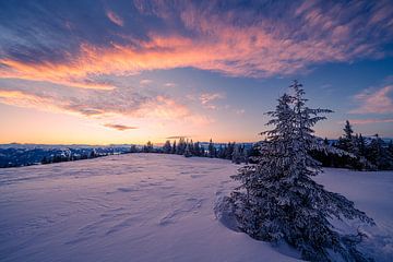 Paysage d'hiver "Coucher de soleil dans les montagnes sur Coen Weesjes