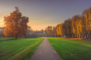 Ein Weg entlang der Stadtmauern von Lucca. Toskana