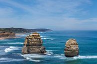 Twaalf apostelen met blauwe hemel op de grote oceaanweg in Victoria Australië van Tjeerd Kruse thumbnail