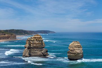 Twaalf apostelen met blauwe hemel op de grote oceaanweg in Victoria Australië van Tjeerd Kruse