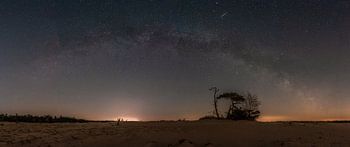 melkwegboog boven een zandvlakte