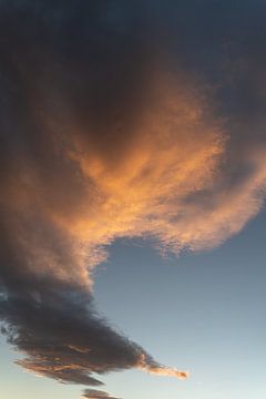 Wisselende wolken aan de avondhemel 1 van Adriana Mueller