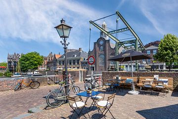 ROTTERDAM Piet Heynsbrug in Delfshaven met Pelgrimvaderskerk