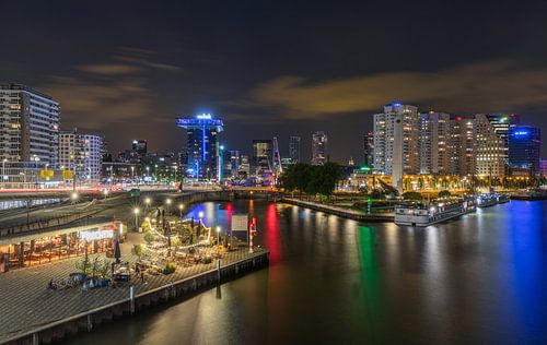 De ingang van de Leuvehaven in Rotterdam by Night