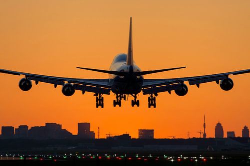 Boeing 747 landing at schiphol