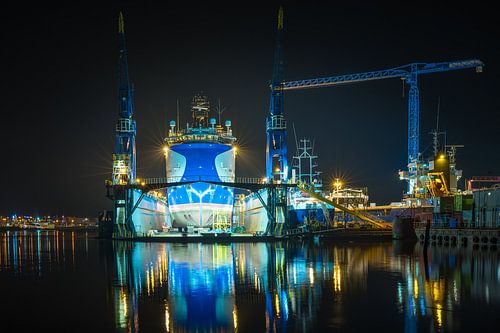 Schip in verlicht droogdok