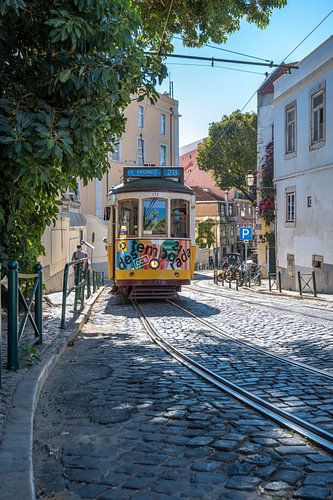 Tramway dans la vieille ville de Lisbonne, Portugal.