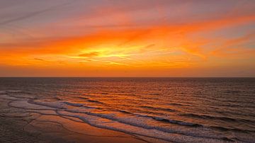 Noordzee strand Zeeland zonsondergang van Romina Spiess