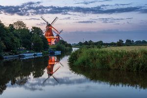 Erwachen in Ostfriesland – Die Zwillingsmühlen bei Sonnenaufgang