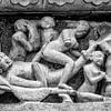 Khajurao - Erotisch relief in de Lakshmana tempel Zw-w 5 van Theo Molenaar