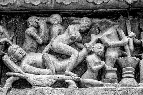 Khajurao - Erotic relief in the Lakshmana temple Zw-w 5
