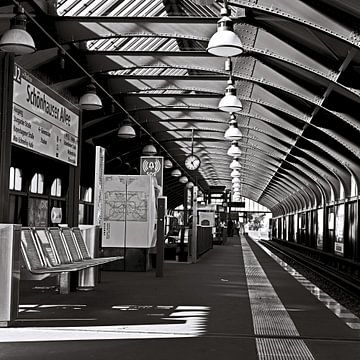 Ligne U2 à la station de métro Schönhauser Allee en noir et blanc sur Silva Wischeropp