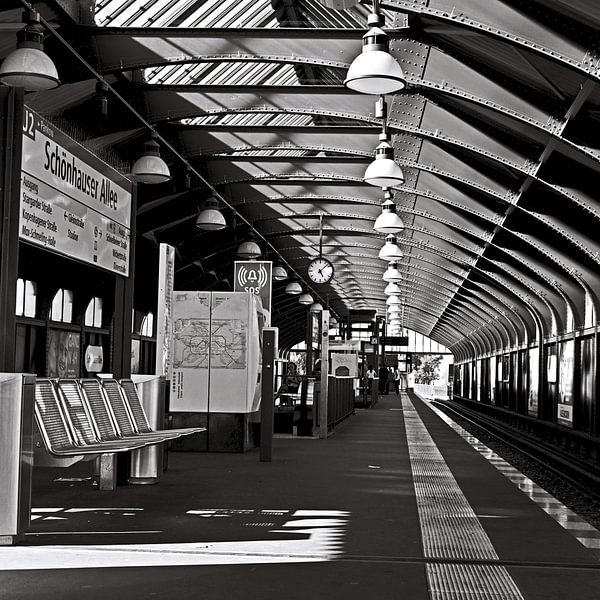 Linie U2 am U-Bahnhof Schönhauser Allee in Schwarz-Weiss von Silva Wischeropp